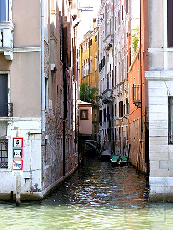 Alley, off Grand Canal, Rialto, Venice, Italy