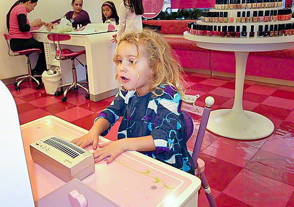 Uma at the Salon (8)