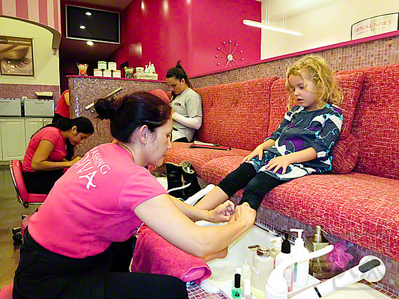 Uma at the Salon (3)