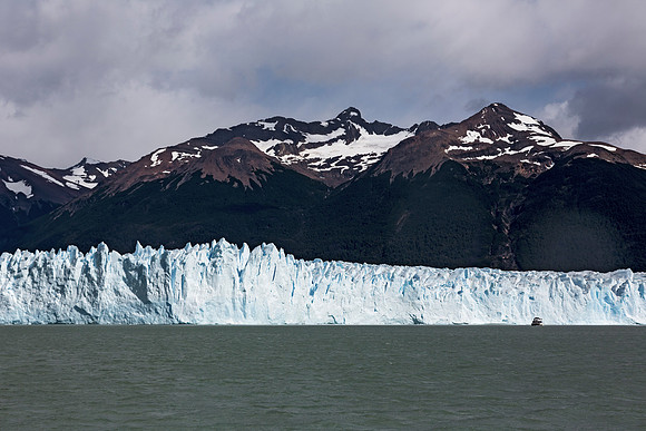 Perito Moreno glacier and ship 8402